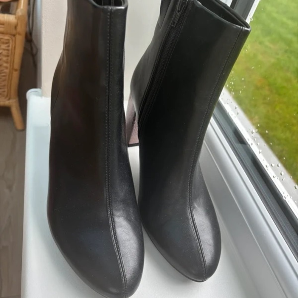Elegant Black Leather Heeled Boots
